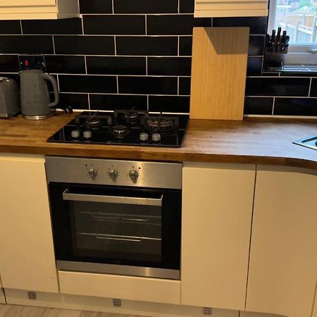 One Bedroom Apartment In Walsall Sleeps 4 Free Wifi By Villazu Bloxwich Exterior foto