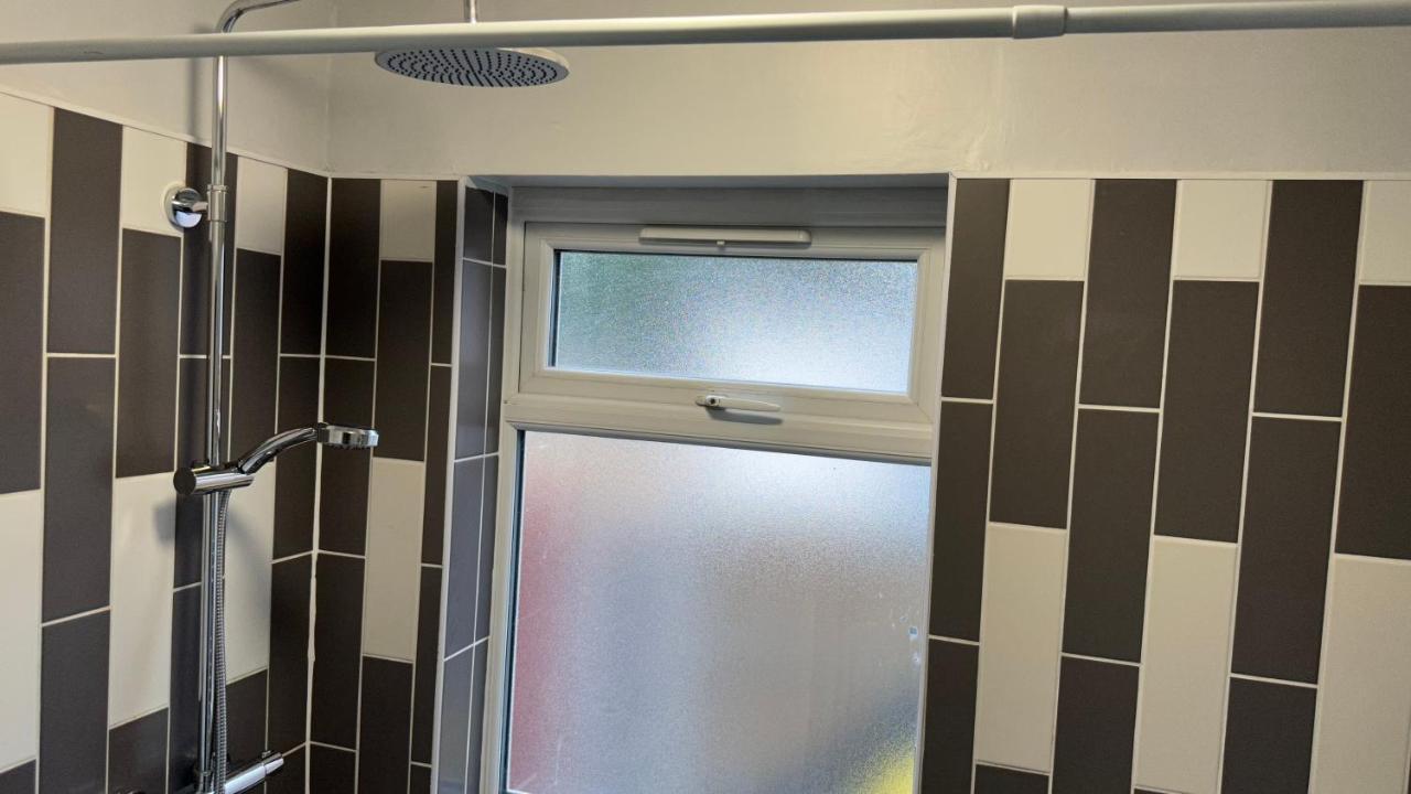 One Bedroom Apartment In Walsall Sleeps 4 Free Wifi By Villazu Bloxwich Exterior foto