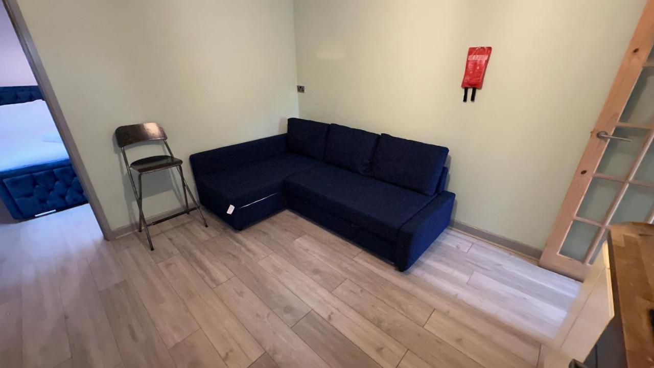 One Bedroom Apartment In Walsall Sleeps 4 Free Wifi By Villazu Bloxwich Exterior foto